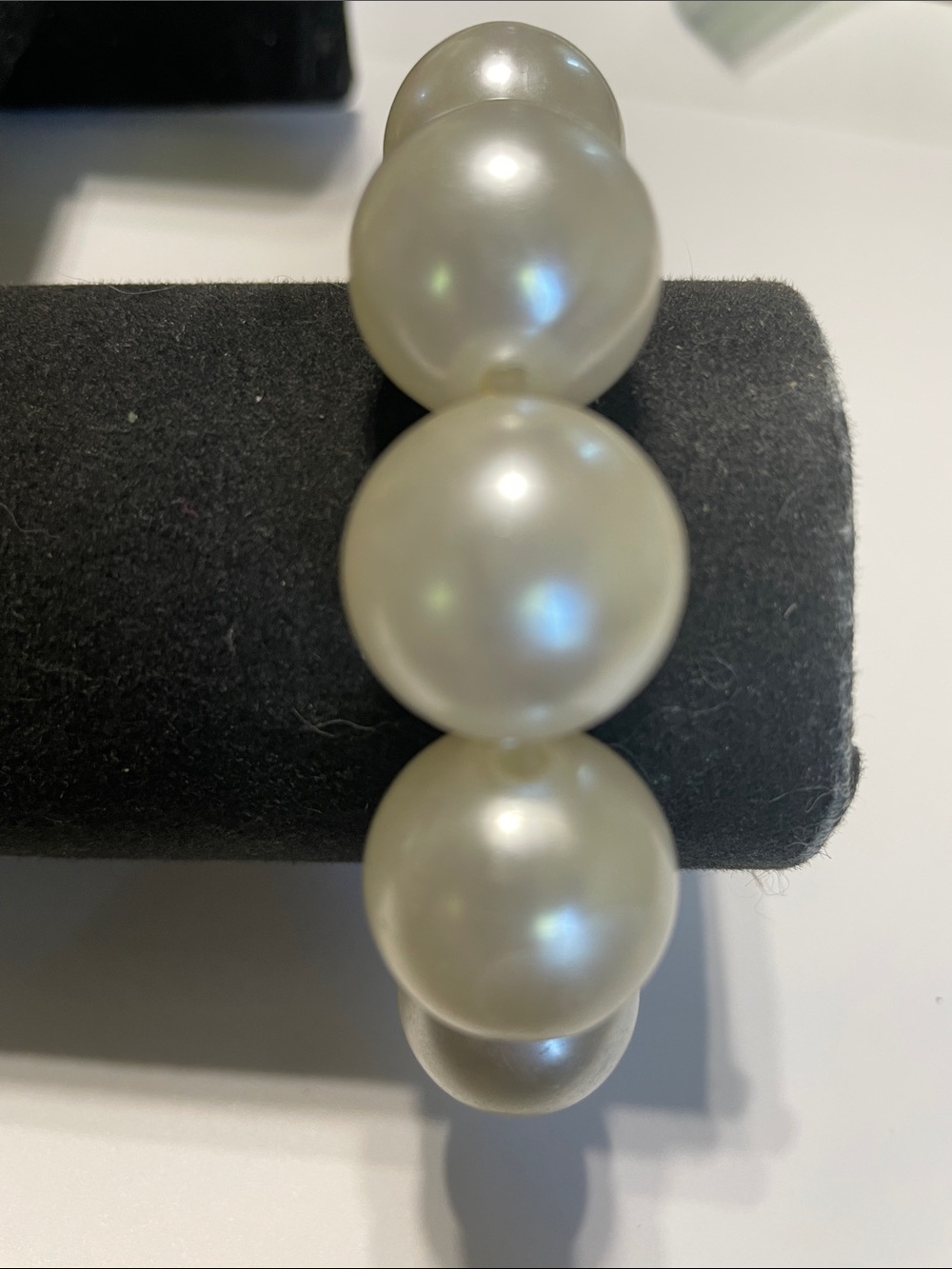 Classic White Pearl Bracelet. 9/6/6. Stretches